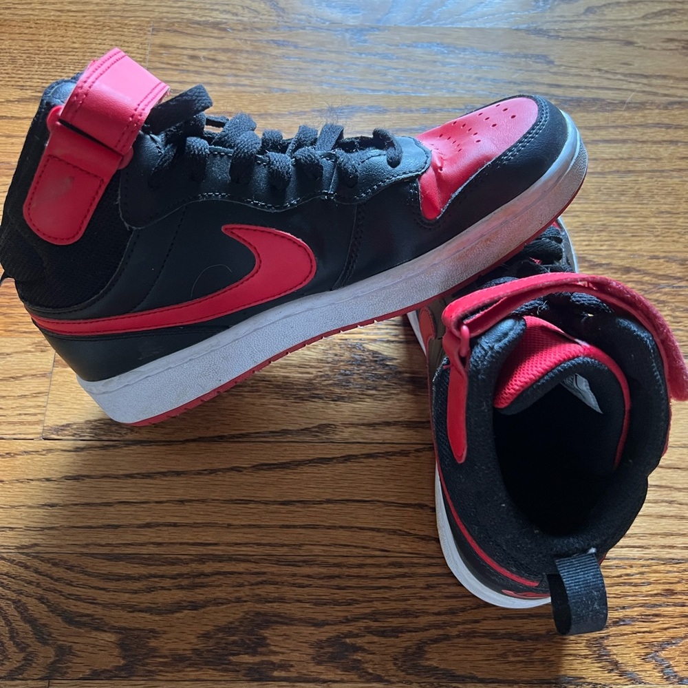 Nike Black & Red throwback mid rise tennis shoes